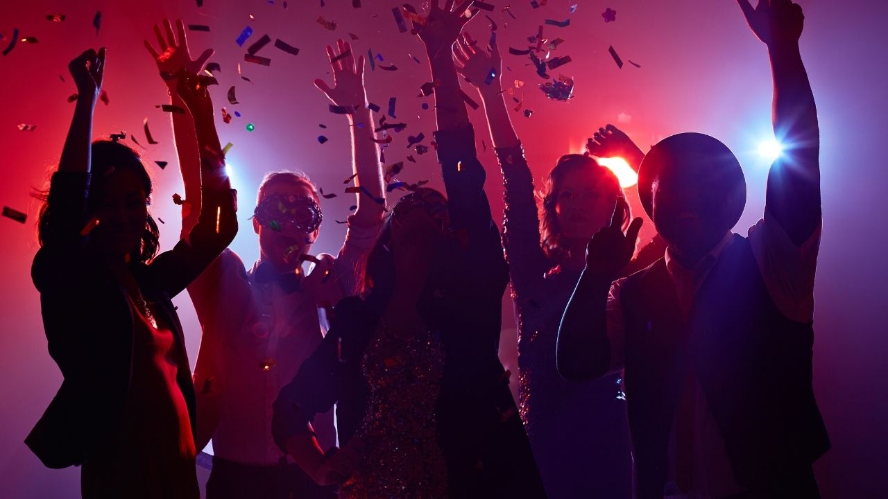 Cumhuriyet Bayramı ise 29 Ekim Perşembe gününe denk geliyor. 23 Nisan ve 1 Mayıs tarihlerinde ise her iki tatil de sırasıyla Perşembe ve Cuma günlerine denk geliyor. (23 Nisan için Cuma, 1 Mayıs için Perşembe)