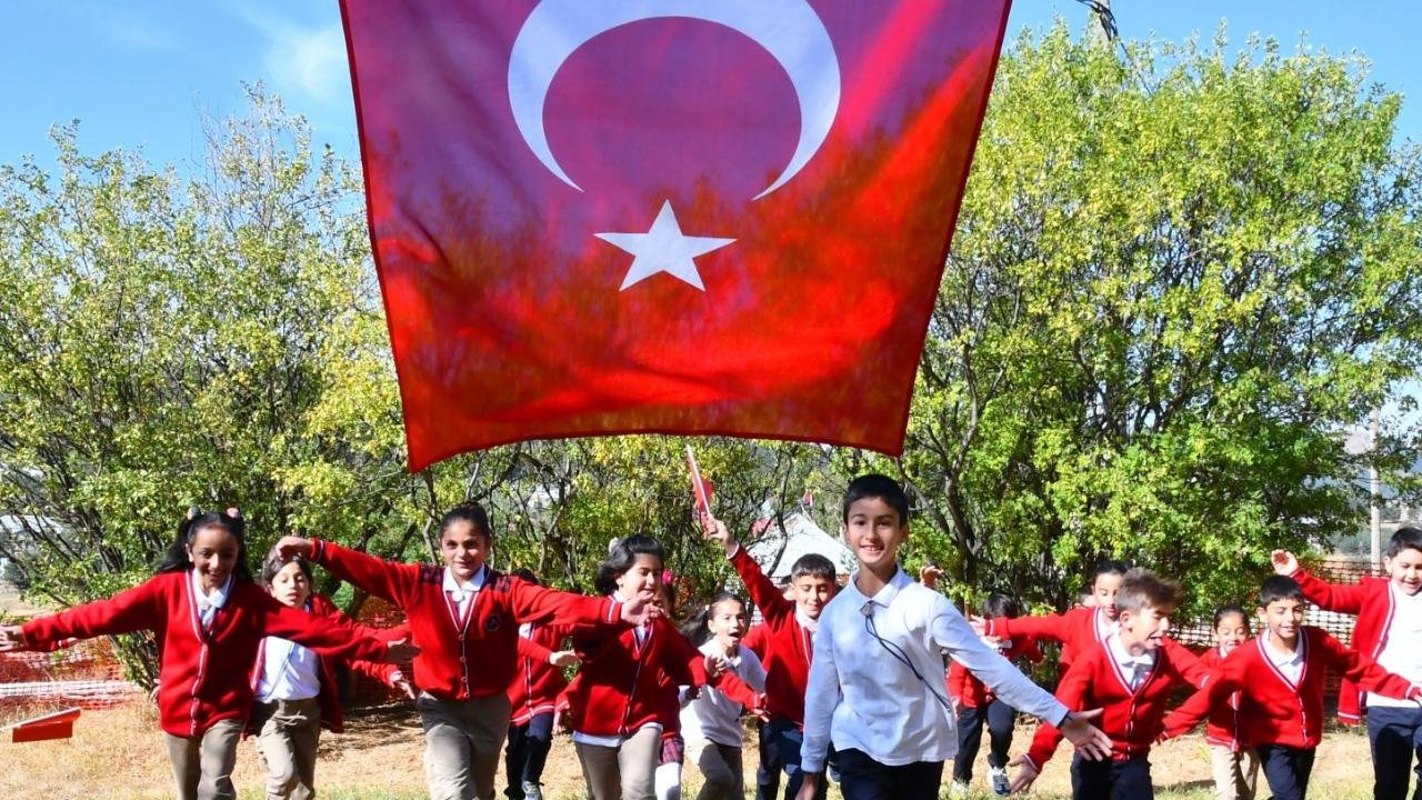 Yılın en büyük tatil potansiyeli bu bayramda yatmaktadır. Bayramın Çarşamba günü başlaması ve cumartesi günü sonlanmasıyla, öncesindeki Pazartesi ve Salı (Arife yarım gün) günleri izin alınarak uzun bir tatil yapılabilir.
