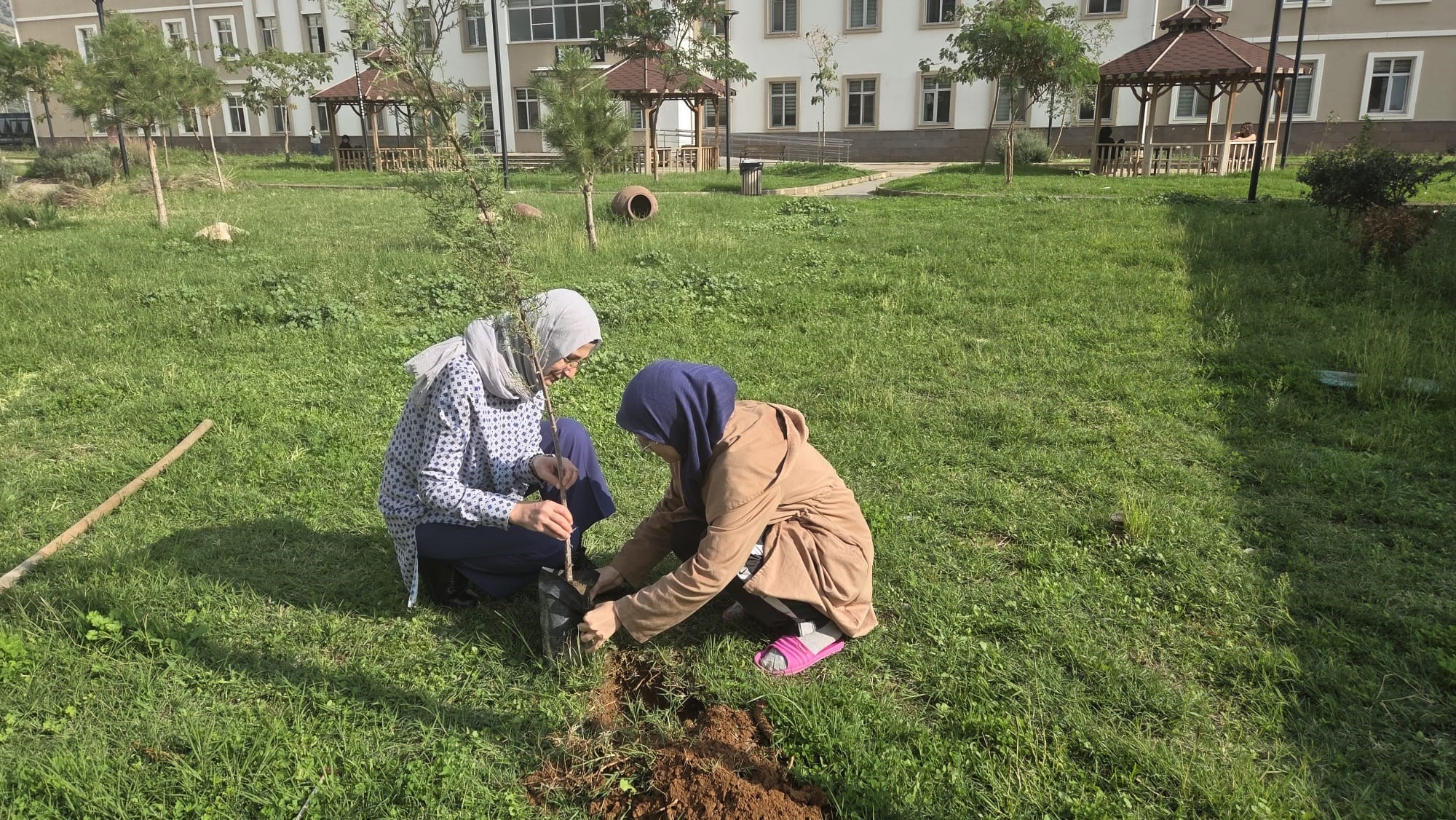 Ege'de öğrenciler yurtlarını güzelleştirdi-.1