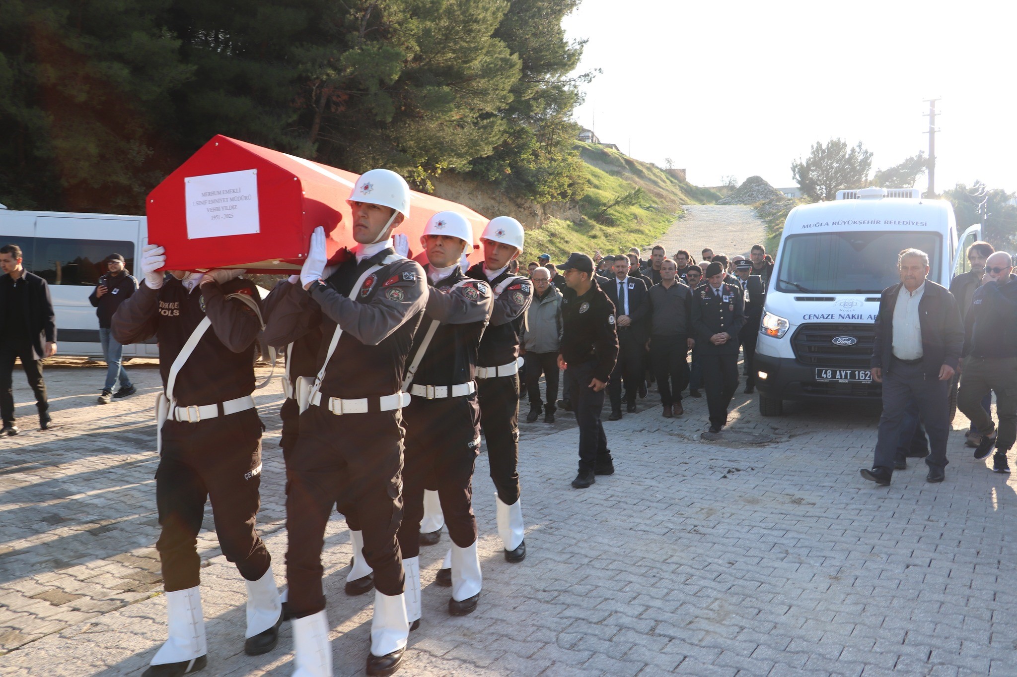 Emekli 1. Sınıf Emniyet Müdürü Vehbi Yıldız Dün Memleketi Manisa'nın Kırkağaç Ilçesinde Dualarla Toprağa Verildi (2)