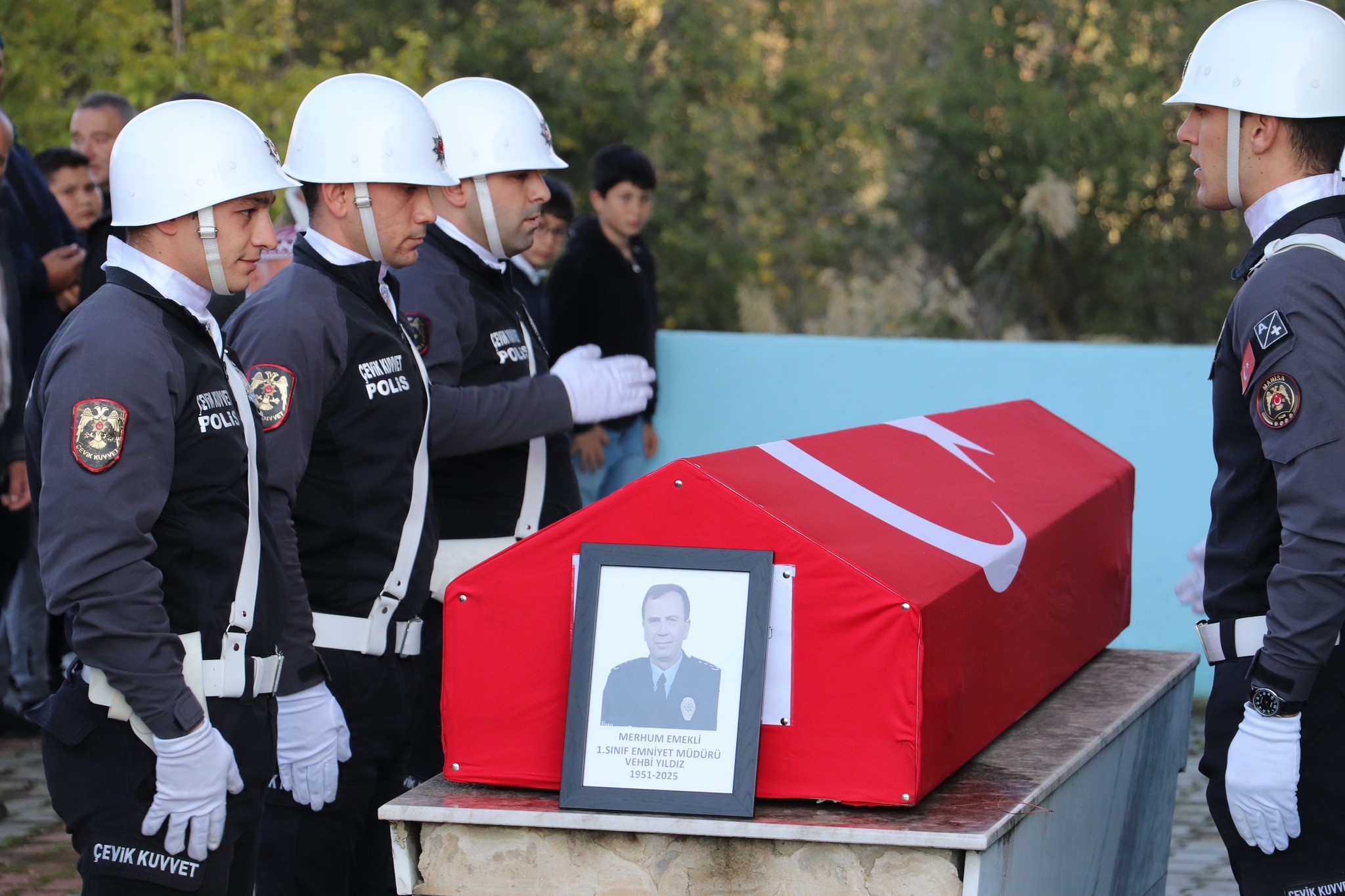 Emekli 1. Sınıf Emniyet Müdürü Vehbi Yıldız Dün Memleketi Manisa'nın Kırkağaç Ilçesinde Dualarla Toprağa Verildi (5)