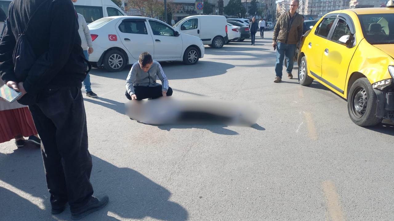 Manisa'da Ticari Taksi Ile Şarjlı Bisiklet Çarpıştı ! 1 Yaralı