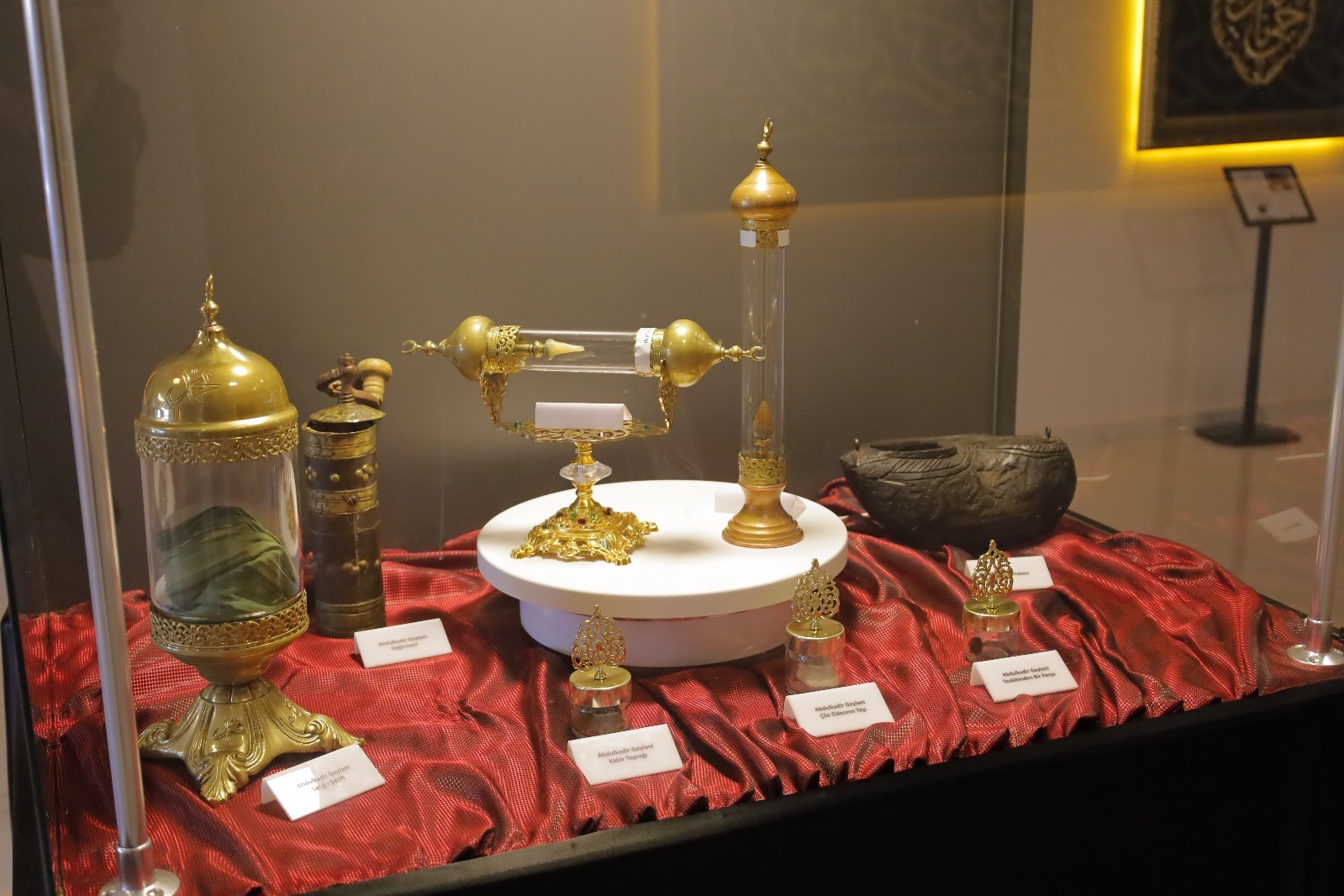 Mukaddes Emanetler Sergisi Yoğun Ilgi Gördü (4)