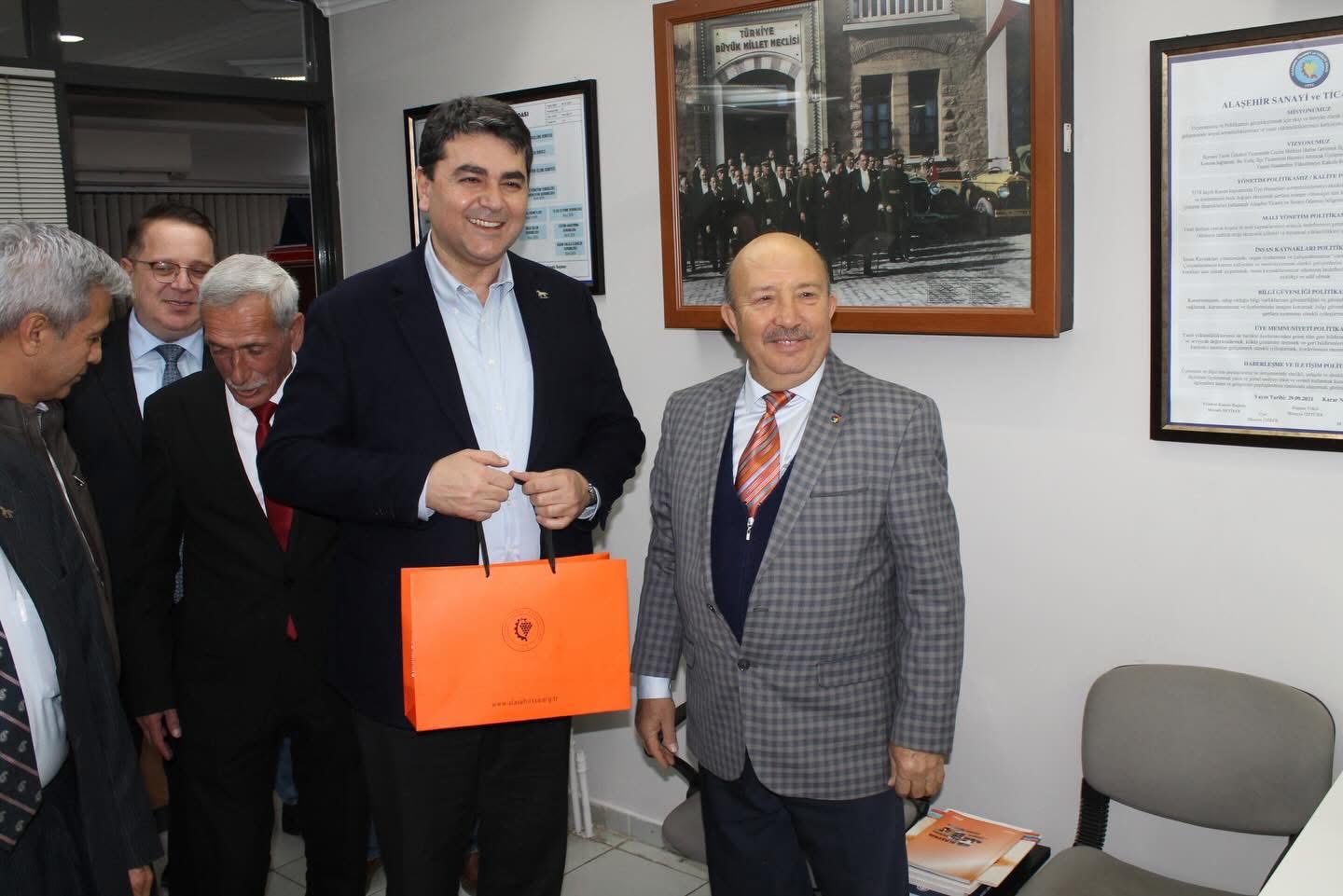 606397763 922444386776353 5432801577835558018 N