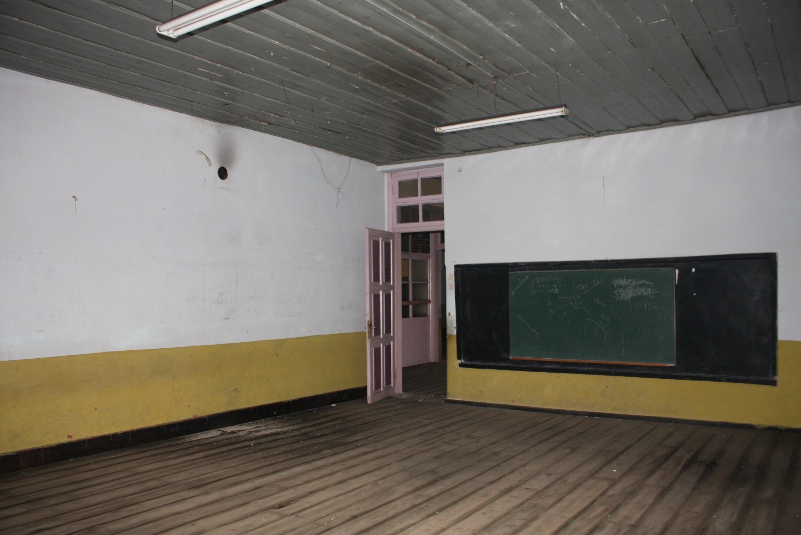 Manisa'da tarihi okul halı müzesi oluyor-.1.