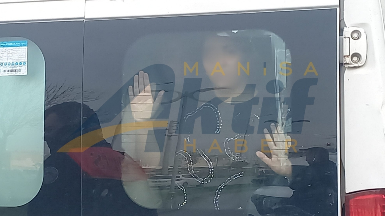 Manisa’da Nefes Kesen Kovalamaca 3 Kişilik Minibüsten 35 Kişi Çıktı! 12