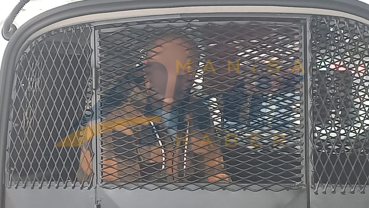 Manisa’da Nefes Kesen Kovalamaca 3 Kişilik Minibüsten 35 Kişi Çıktı! 13