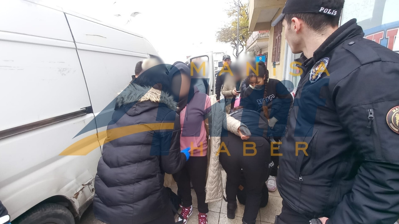 Manisa’da Nefes Kesen Kovalamaca 3 Kişilik Minibüsten 35 Kişi Çıktı! Ç.11