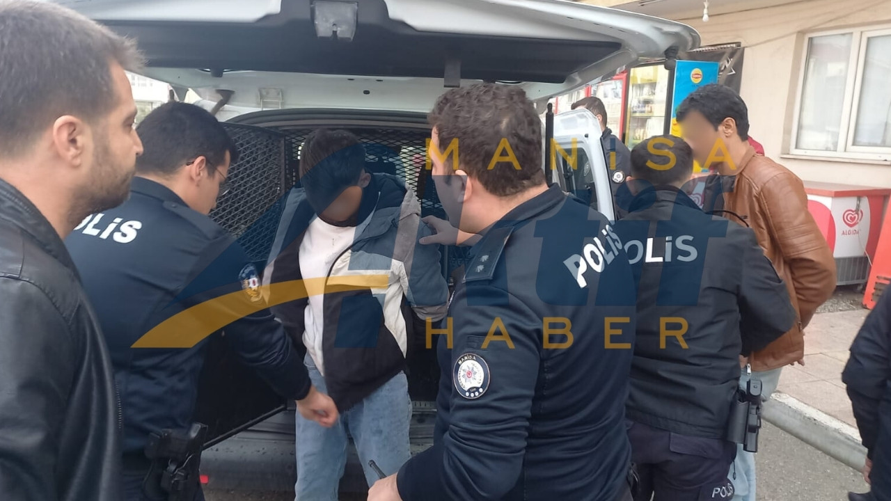 Manisa’da Nefes Kesen Kovalamaca 3 Kişilik Minibüsten 35 Kişi Çıktı! Ç.5