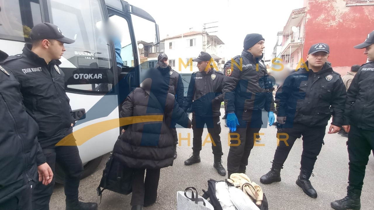 Manisa’da Nefes Kesen Kovalamaca 3 Kişilik Minibüsten 35 Kişi Çıktı! Ç.9