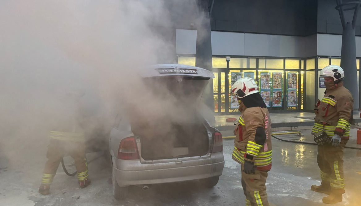 Akaryakıt İstasyonunda Korkutan Araç Yangını: İtfaiye Facianın Önüne Geçti-.2.1