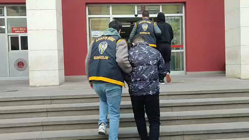 Manisa'da fabrikadaki çelik kasayı soyan şüphelilere operasyon: 5 tutuklama-.3.1