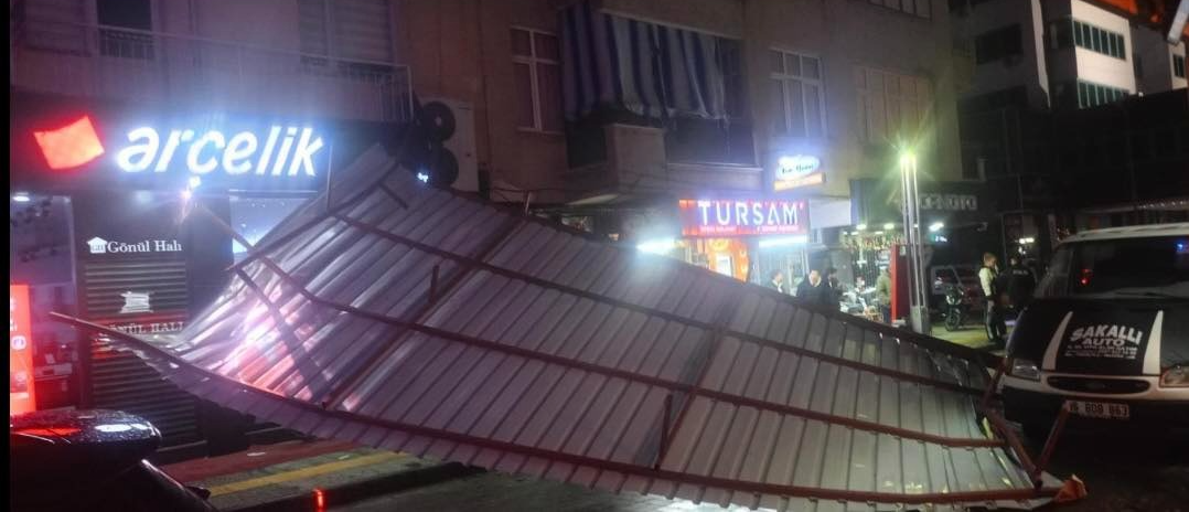 Manisa'da sağanak ve fırtına etkili oldu-.1.