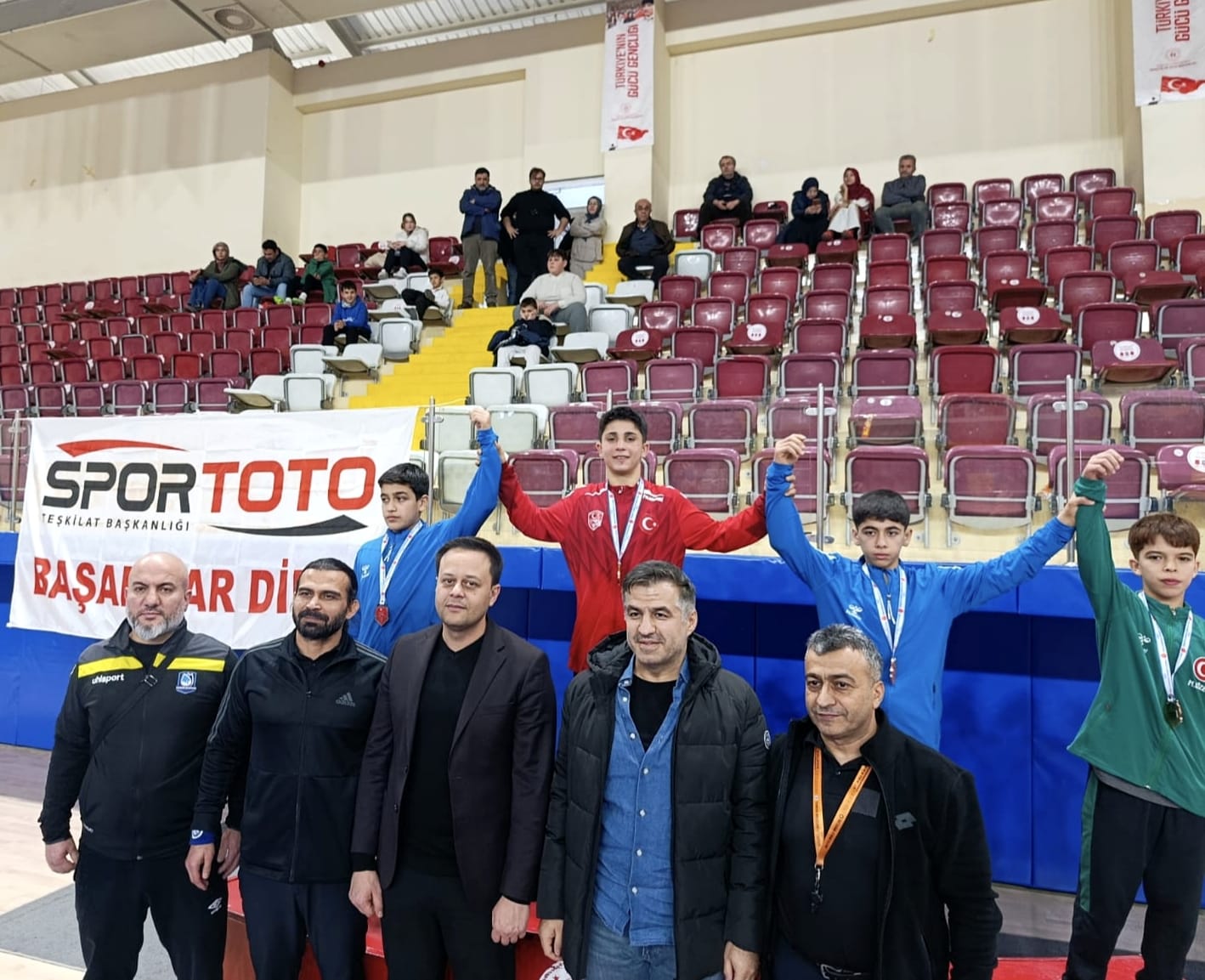 Manisalı güreşçiden altın zafer