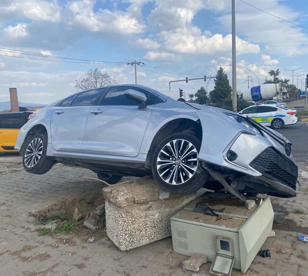 Manisa'da korkutan kaza: Otomobil refüje çıktı!