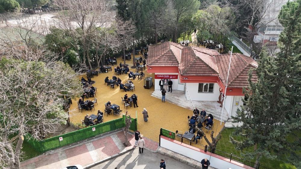 Yunusemre Emekli Kafe açılışının ilk gününde yoğun ilgi gördü