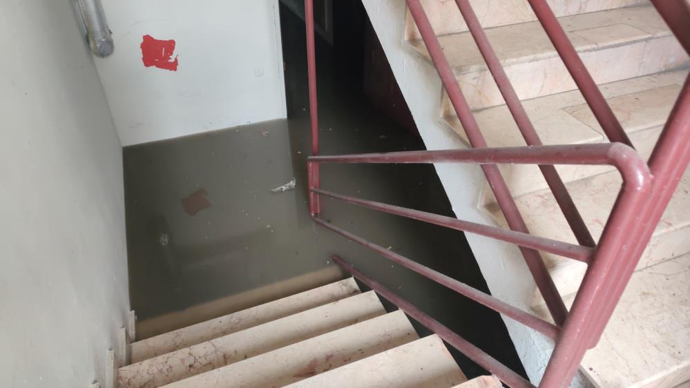 Sağanak yağış Manisa'da su baskınlarına neden oldu