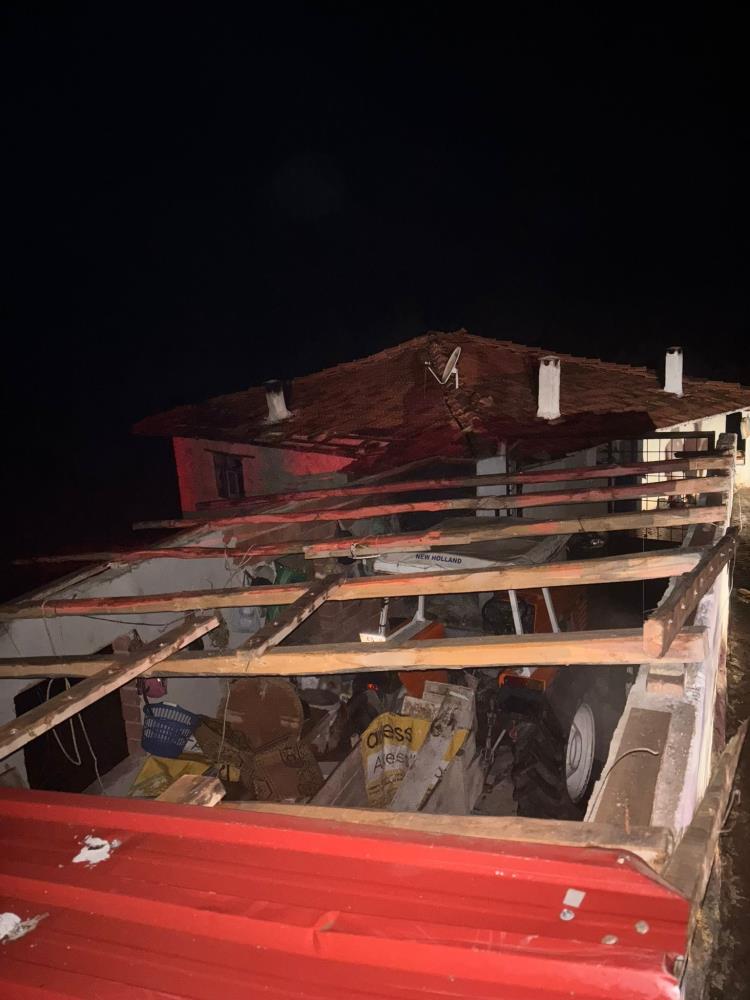 Fırtına Selendi'de yıkıma neden oldu-1