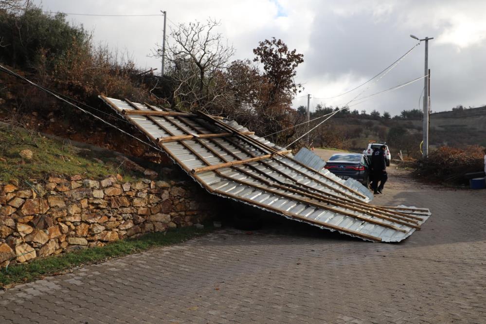 Fırtına Selendi'de yıkıma neden oldu