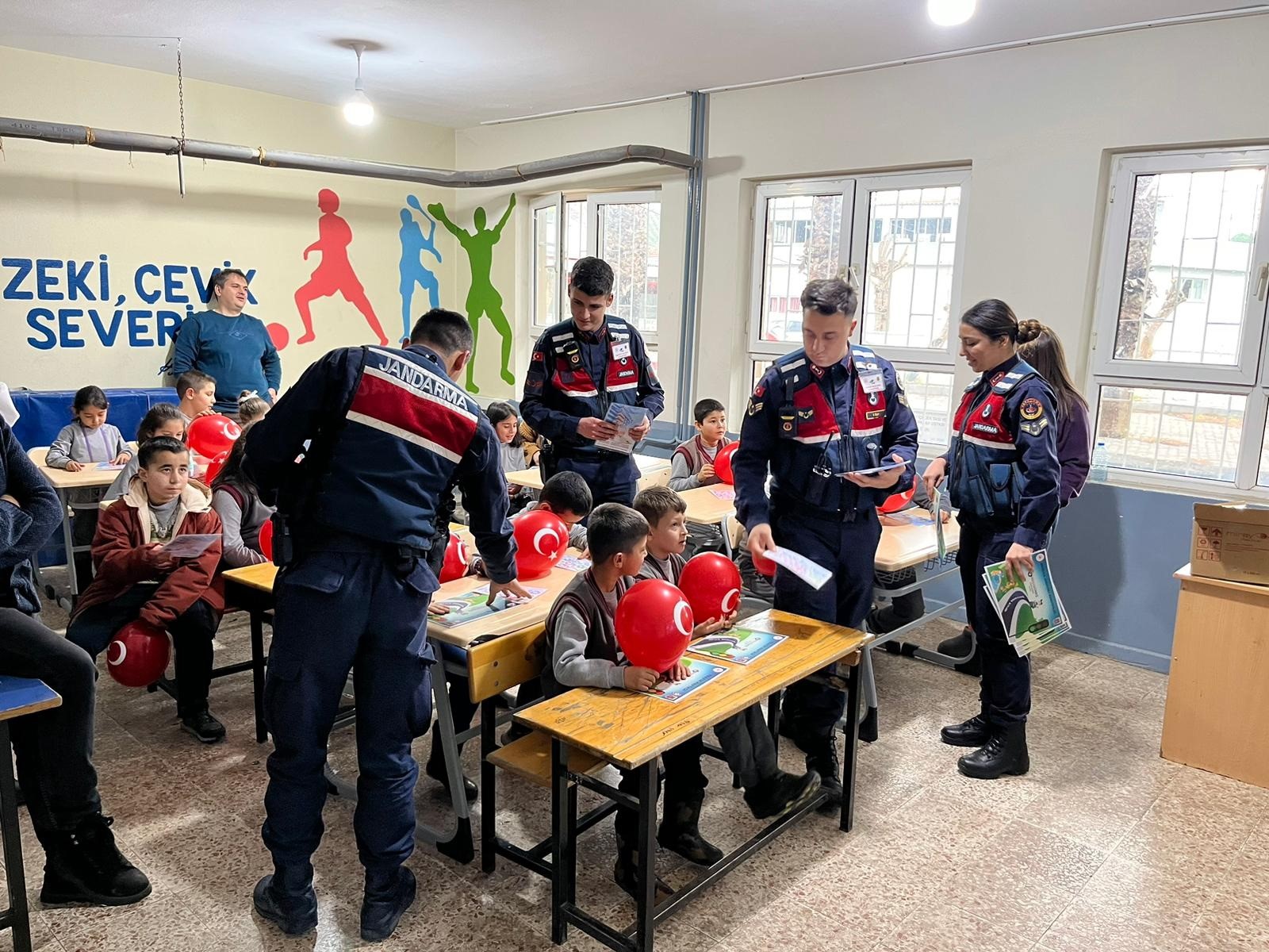 Salihli'de jandarmadan öğrencilere ziyaret-.2.1