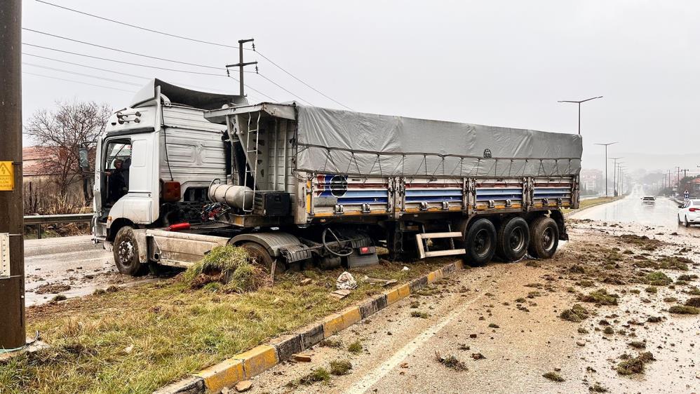Manisa'da kontrolden çıkan tır refüje çıktı-1