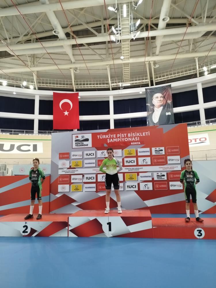 Akhisarlı bisikletçiler Konya Velodromu’nda kürsüye damga vurdu