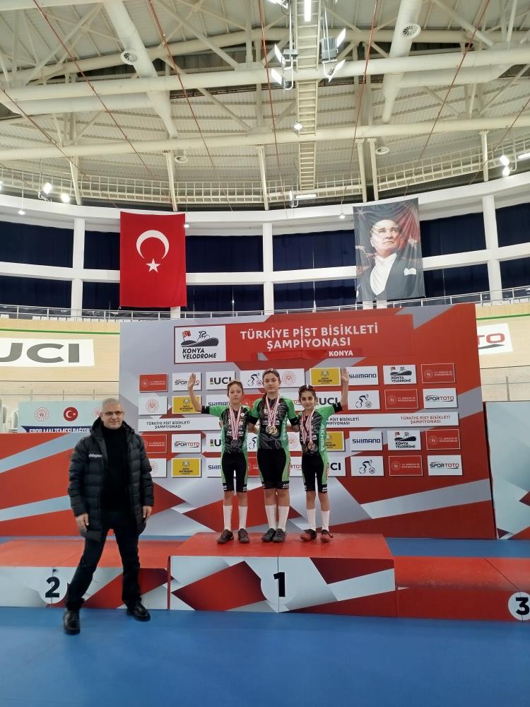 Akhisarlı bisikletçiler Konya Velodromu’nda kürsüye damga vurdu