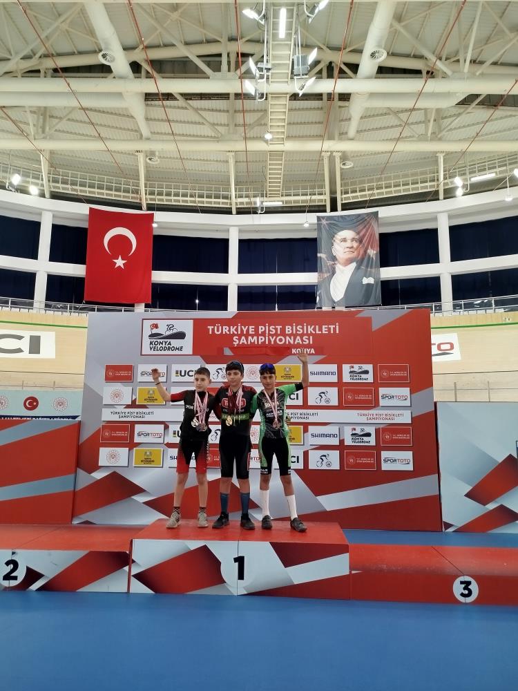 Akhisarlı bisikletçiler Konya Velodromu’nda kürsüye damga vurdu-1