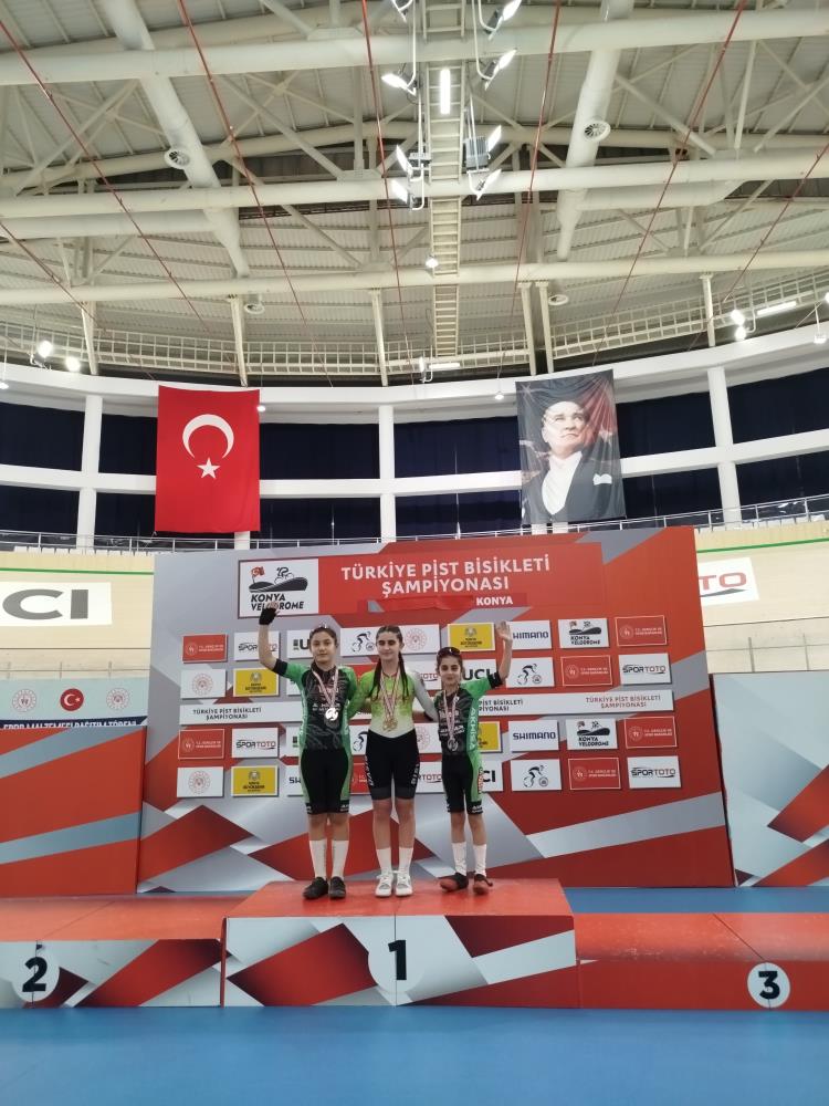 Akhisarlı bisikletçiler Konya Velodromu’nda kürsüye damga vurdu