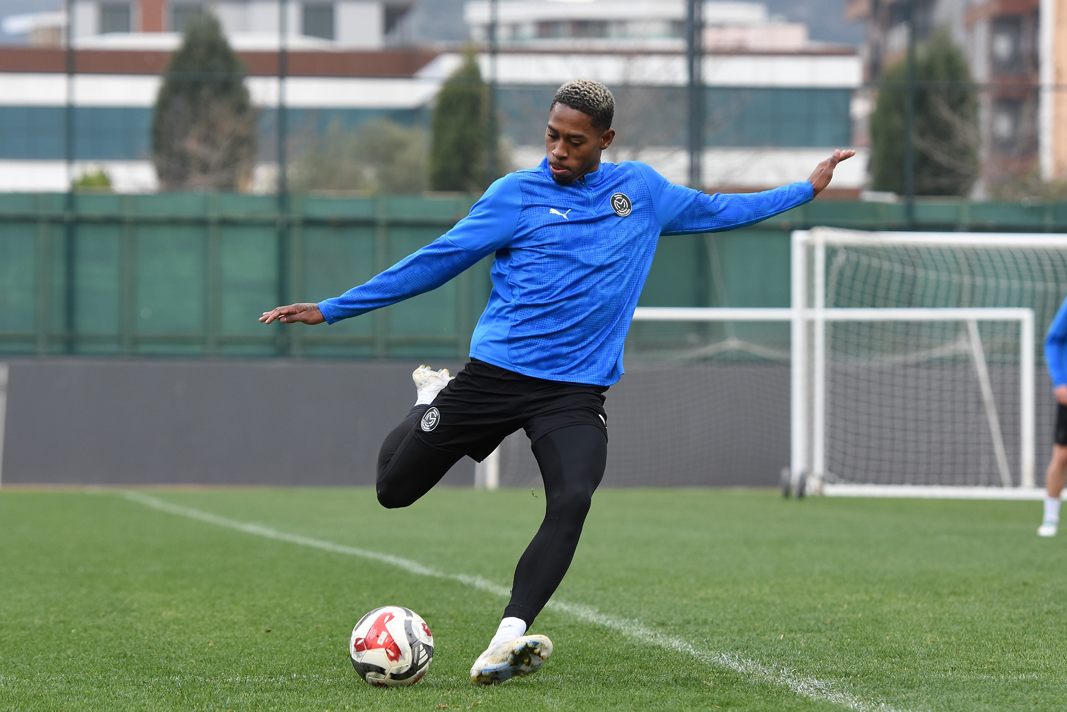 Manisa FK galibiyetin ardından sahaya indi-.2.