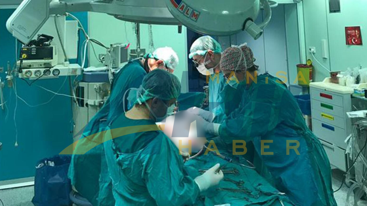 Alaşehir'de Kadının Karnından Çıkarılanın Ağırlığı Şaşırttı (1)