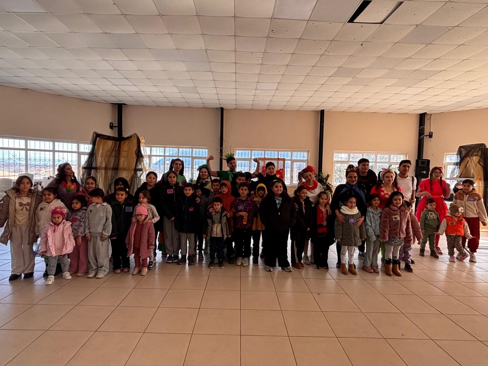 Manisa'da Bizim Ayşe Abur Cubur Krallığı Çocuk Tiyatrosuna Yoğun Ilgi (3)