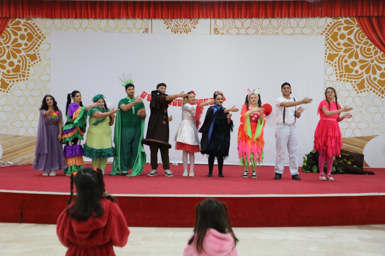 Manisa'da Bizim Ayşe Abur Cubur Krallığı Çocuk Tiyatrosuna Yoğun Ilgi (4)