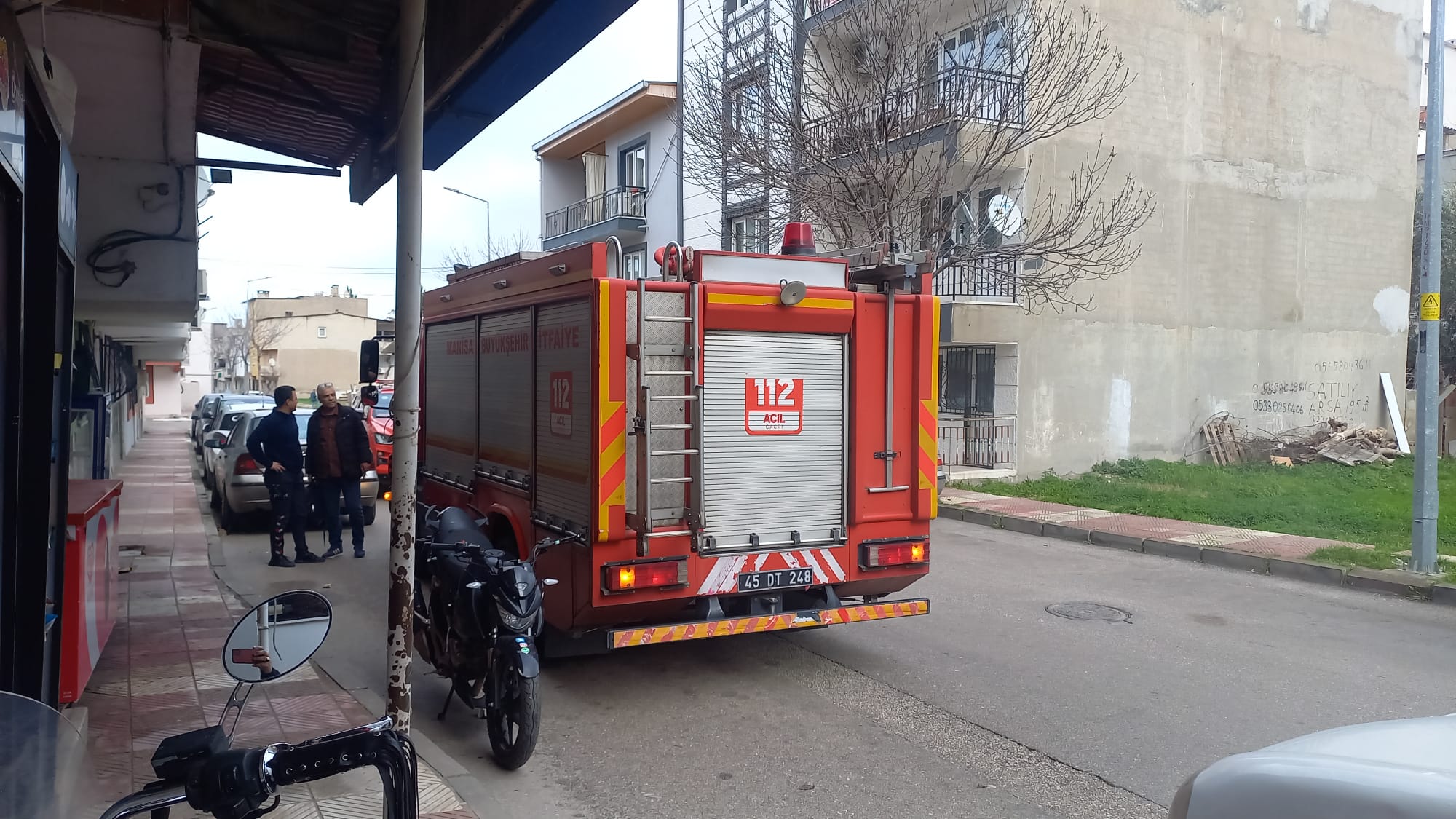 ​Manisada Çatı Uçtu İhbarı Hareketli Dakikalar Yaşattı (1)