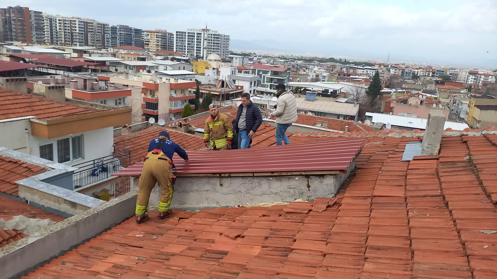 ​Manisada Çatı Uçtu İhbarı Hareketli Dakikalar Yaşattı (3)