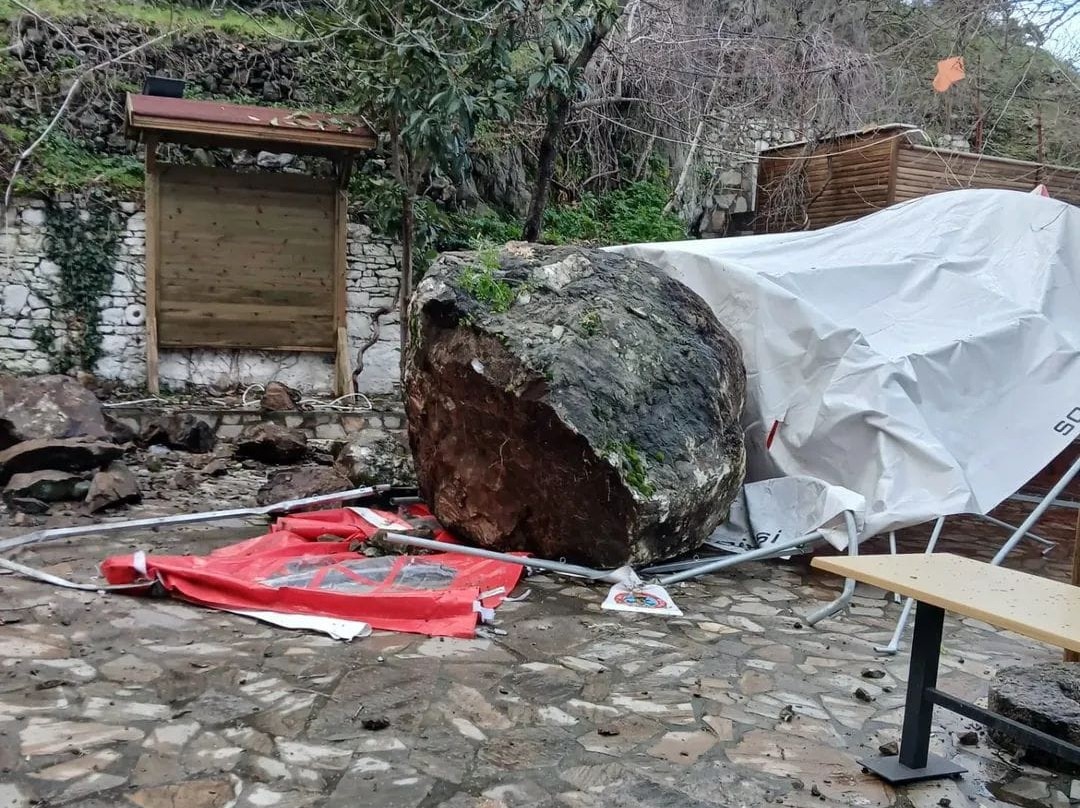 Manisa'da Meydana Gelen Heyelan Paniğe Neden Oldu (1)