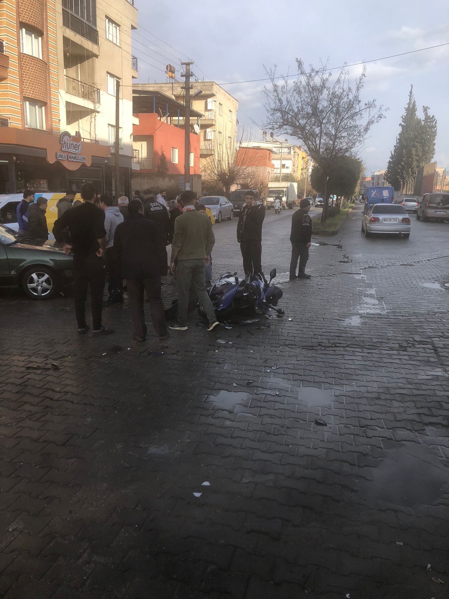 Manisa'da Otomobil Ile Motosiklet Çarpıştı 2 Yaralı-1