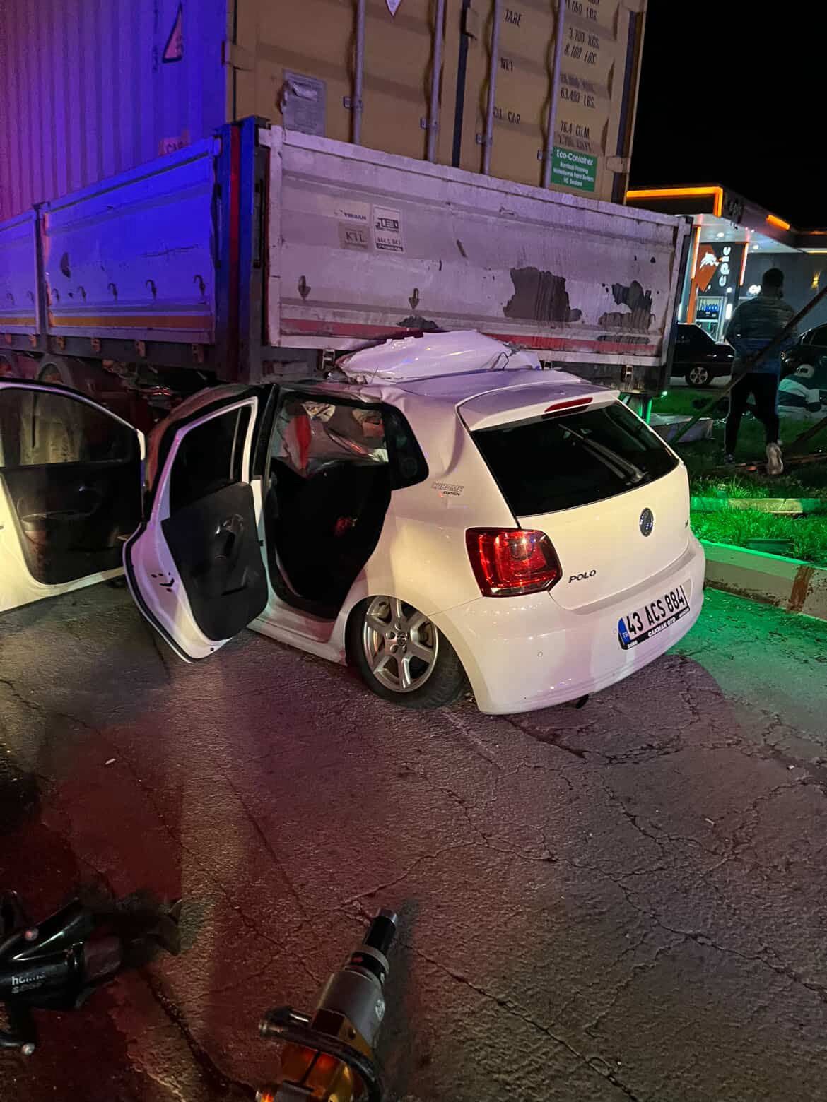 ​Manisa'da Otomobil Tırın Altına Girdi 1 Ağır 3 Yaralı (1)