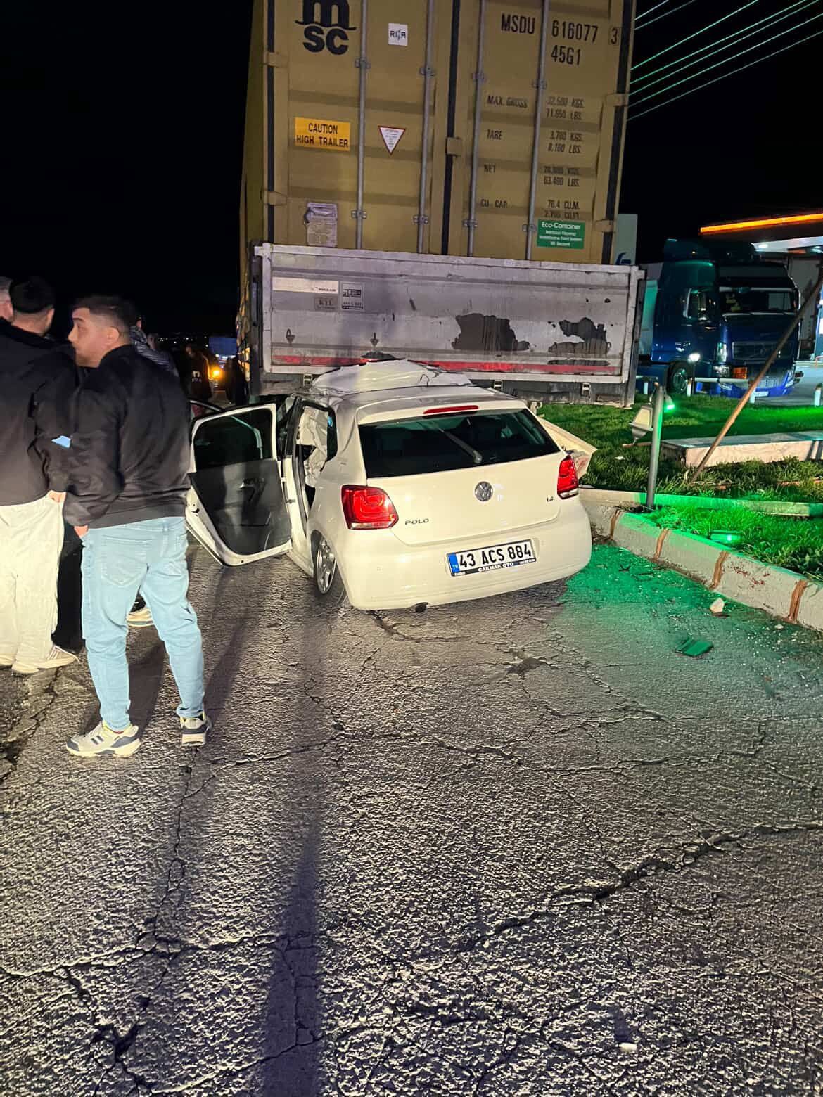 ​Manisa'da Otomobil Tırın Altına Girdi 1 Ağır 3 Yaralı (2)