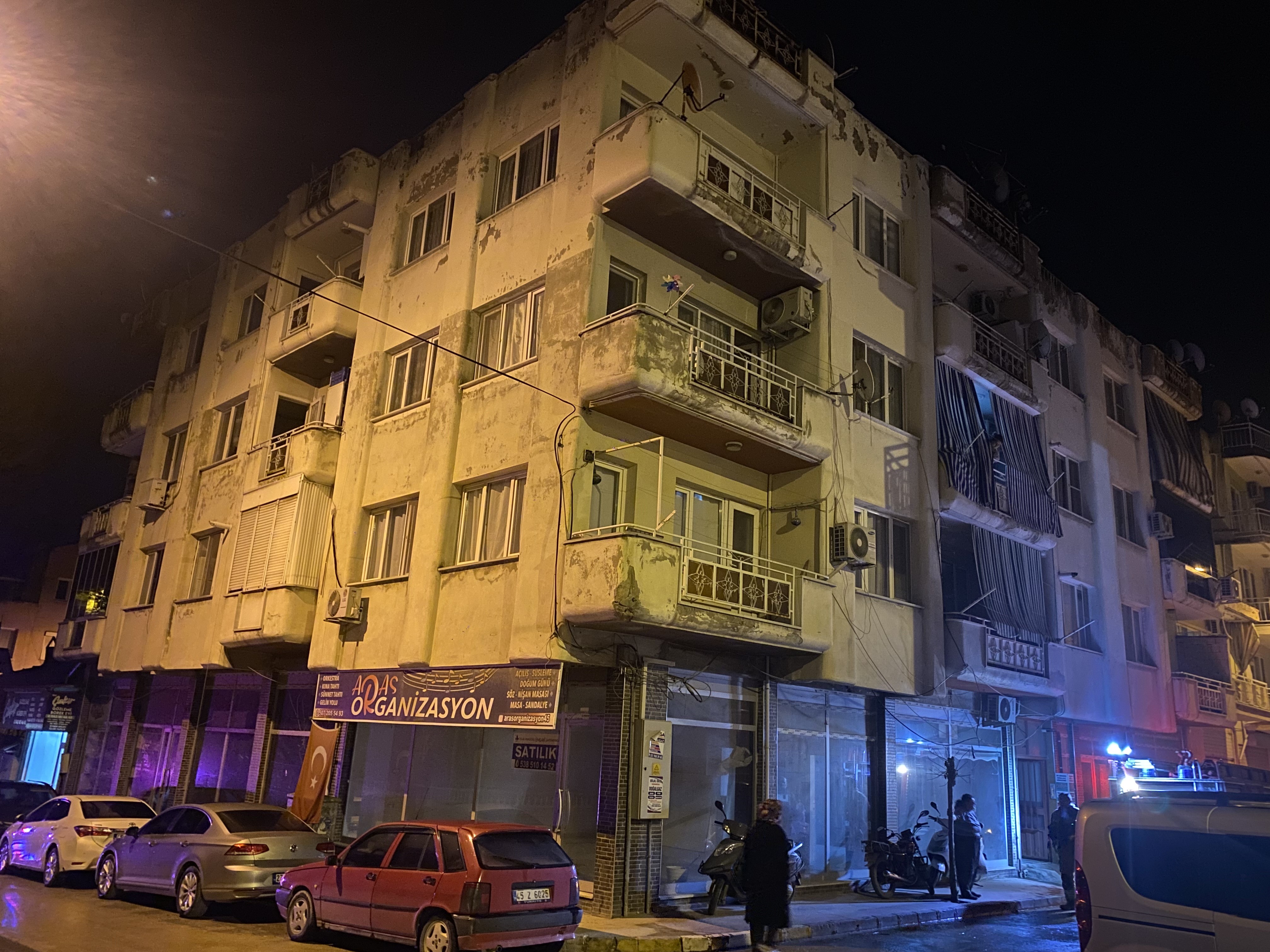 Manisa’nın Alaşehir Ilçesinde Sabaha Karşı Bir Apartmanın Son Katında Çıkan Yangın Paniğe Neden Olurken, Olayda Can Kaybı Yaşanmadı (1)