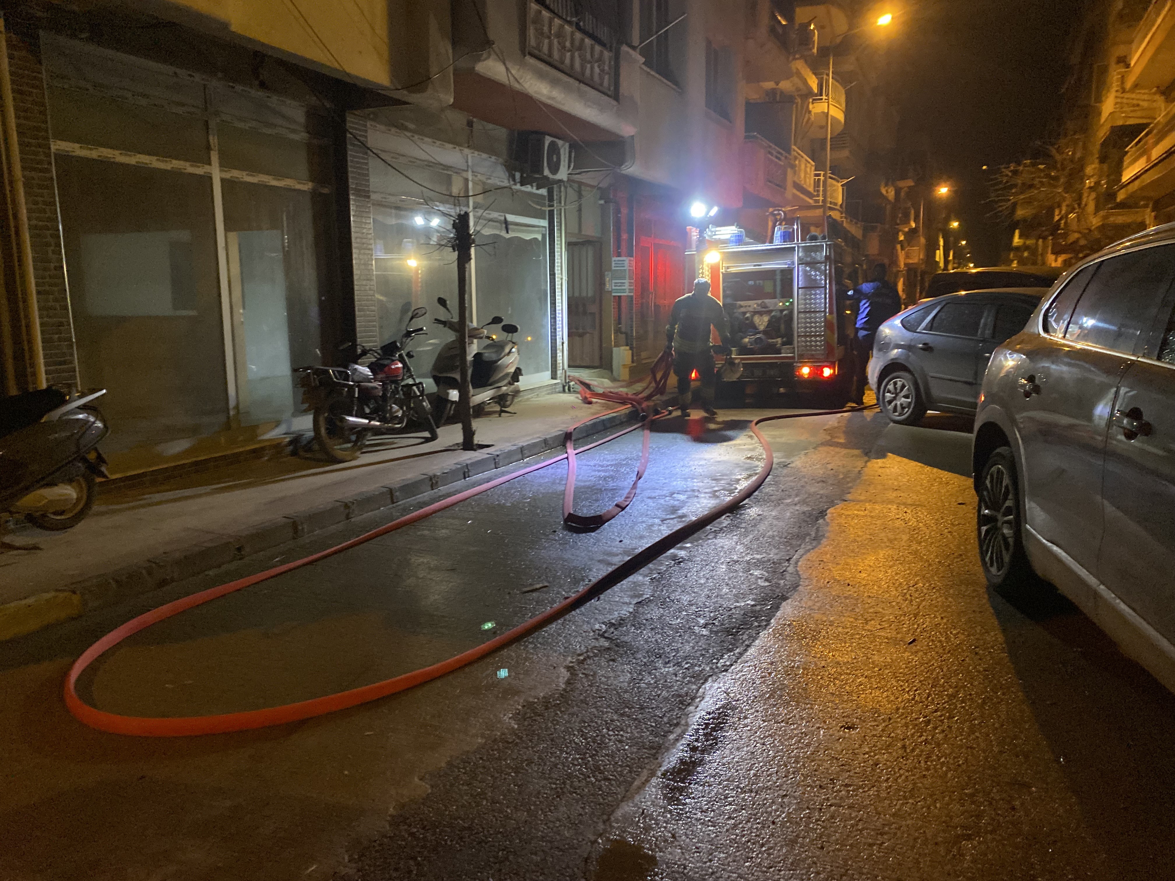 Manisa’nın Alaşehir Ilçesinde Sabaha Karşı Bir Apartmanın Son Katında Çıkan Yangın Paniğe Neden Olurken, Olayda Can Kaybı Yaşanmadı (2)