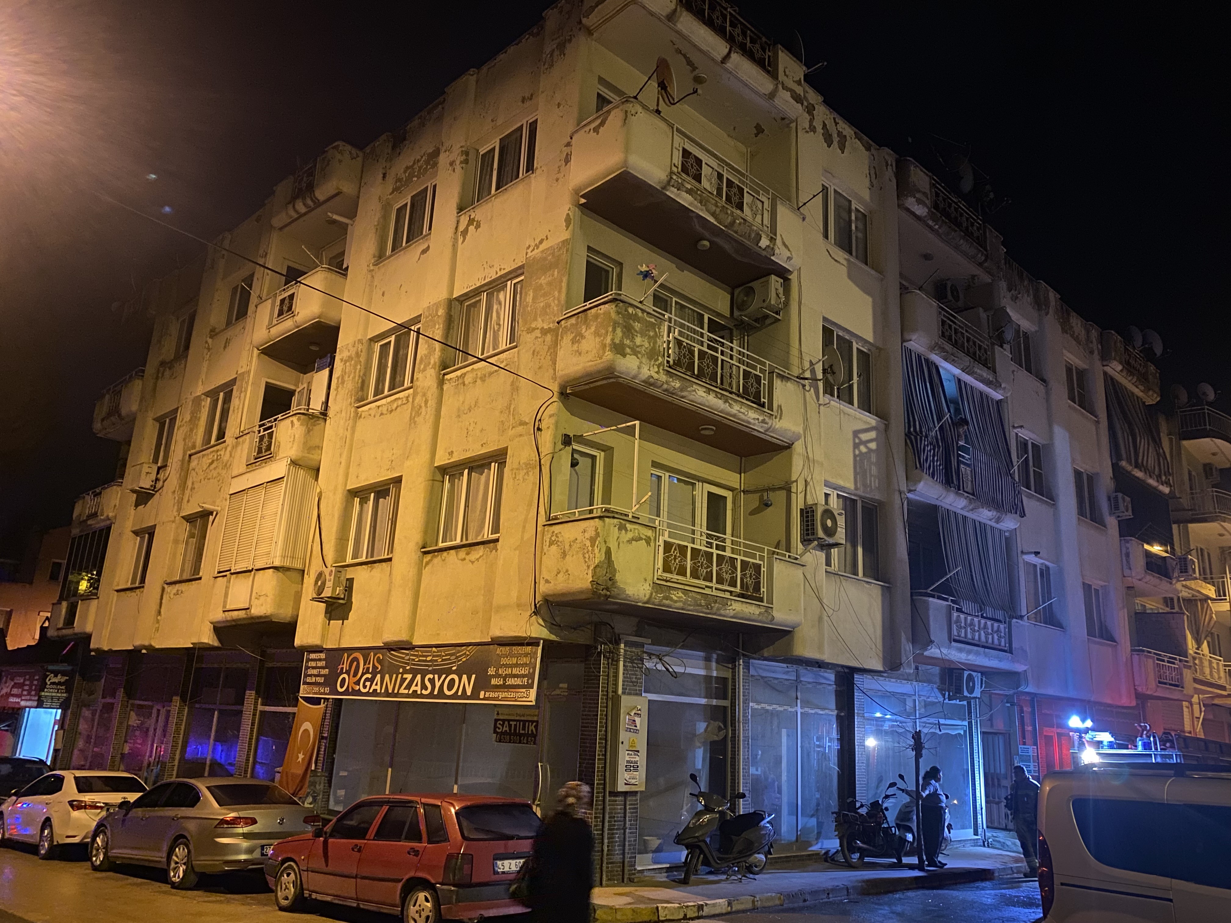 Manisa’nın Alaşehir Ilçesinde Sabaha Karşı Bir Apartmanın Son Katında Çıkan Yangın Paniğe Neden Olurken, Olayda Can Kaybı Yaşanmadı (4)