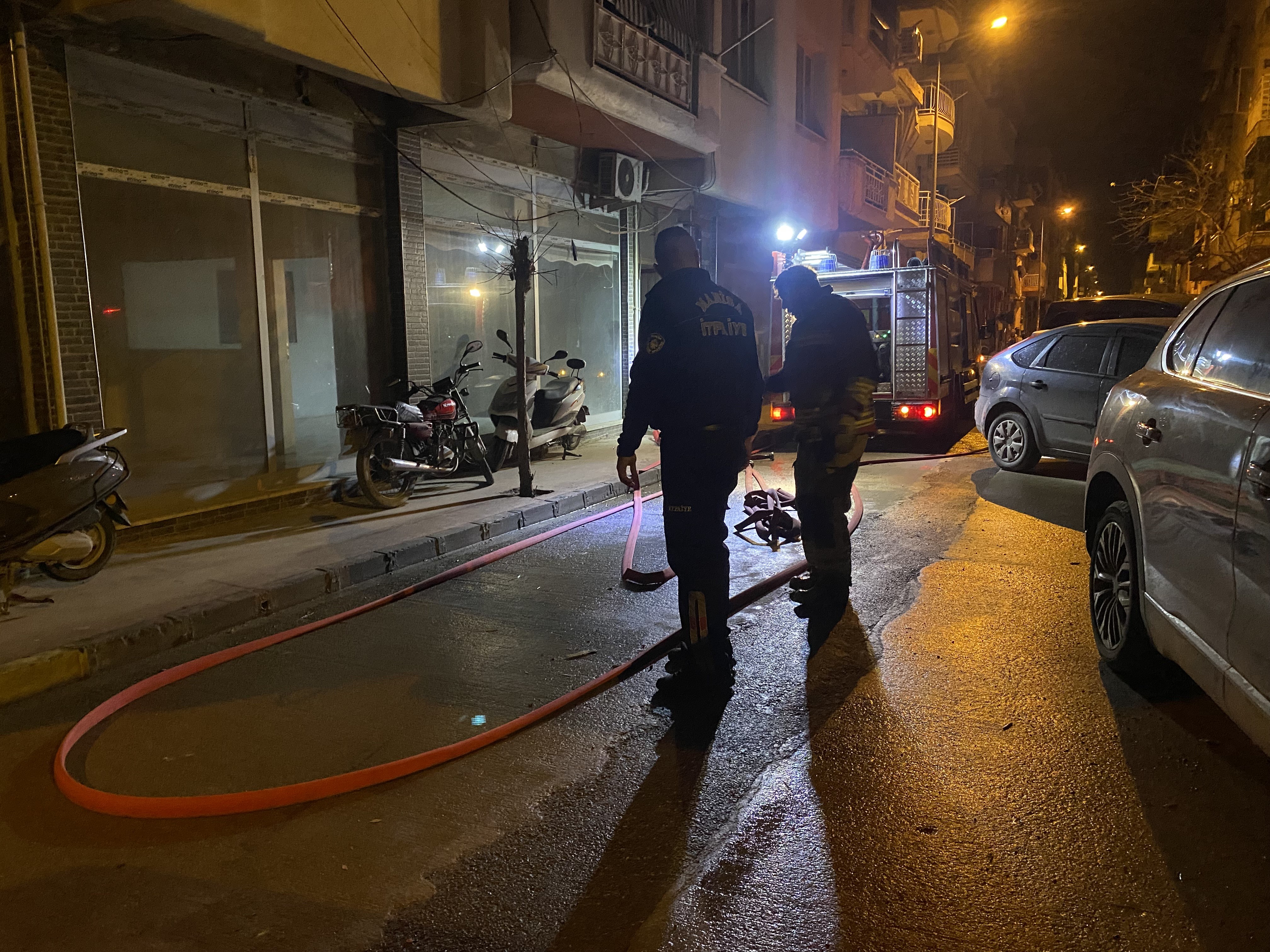 Manisa’nın Alaşehir Ilçesinde Sabaha Karşı Bir Apartmanın Son Katında Çıkan Yangın Paniğe Neden Olurken, Olayda Can Kaybı Yaşanmadı (5)