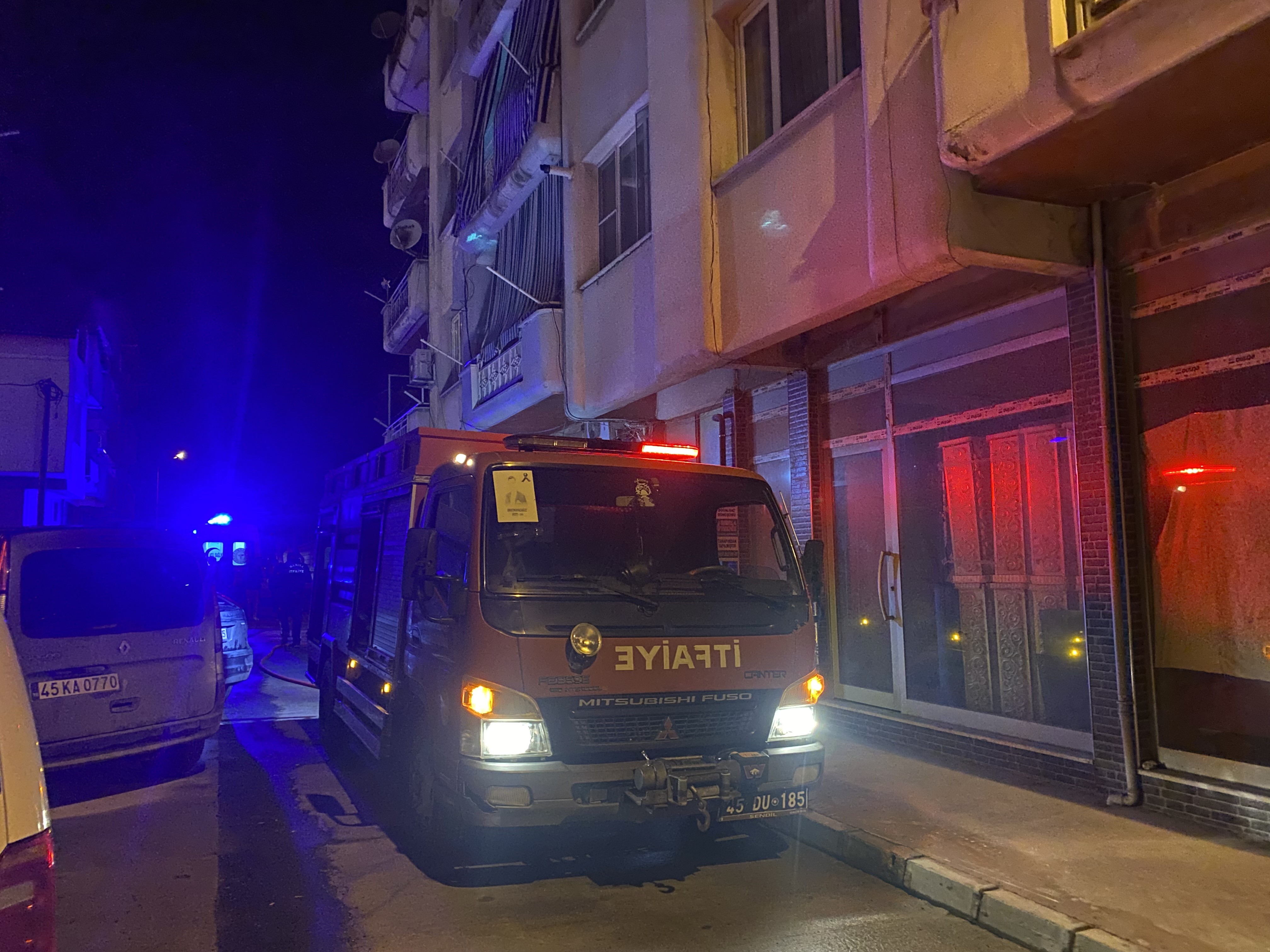 Manisa’nın Alaşehir Ilçesinde Sabaha Karşı Bir Apartmanın Son Katında Çıkan Yangın Paniğe Neden Olurken, Olayda Can Kaybı Yaşanmadı (6)