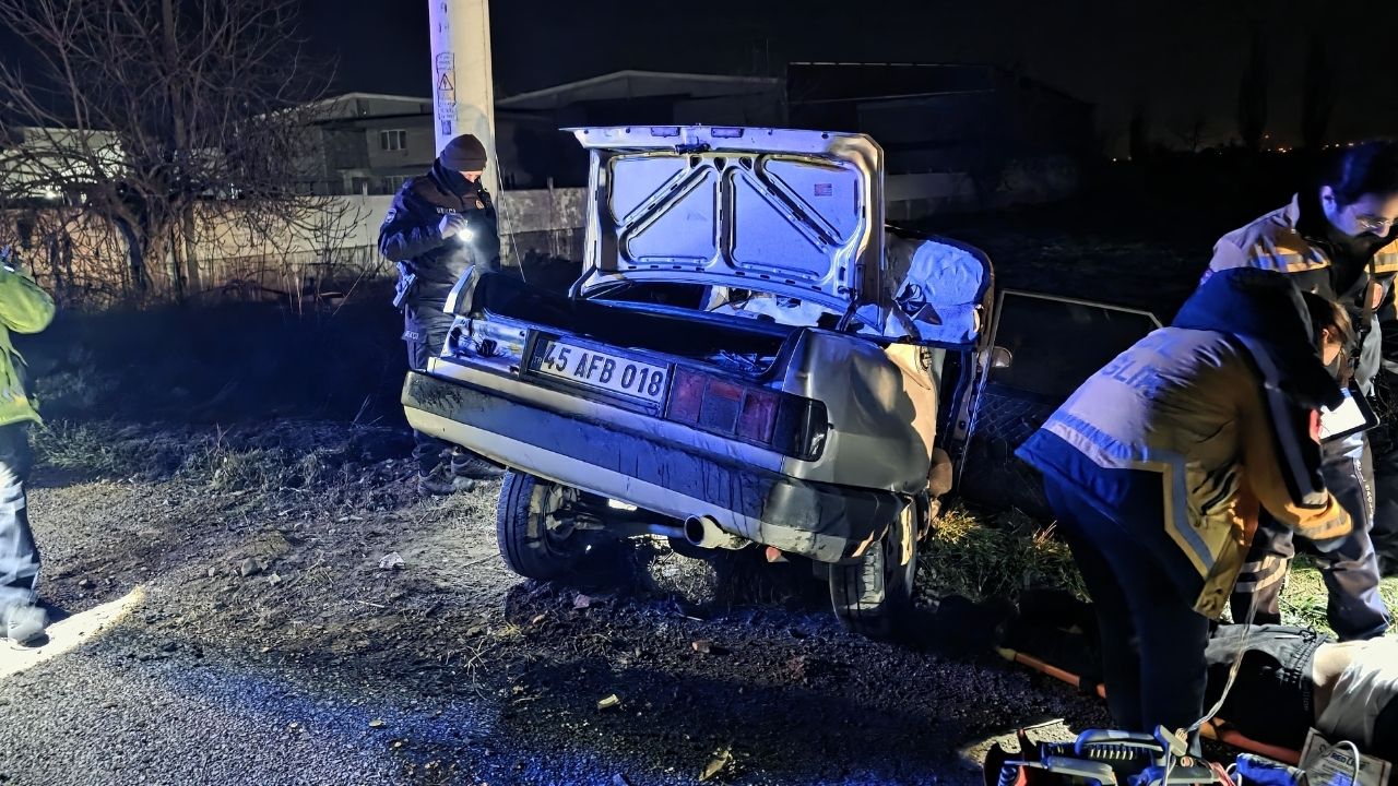 Salihli'de Otomobil Elektrik Direğine Çarptı 1 Ölü, 2 Yaralı .1.1