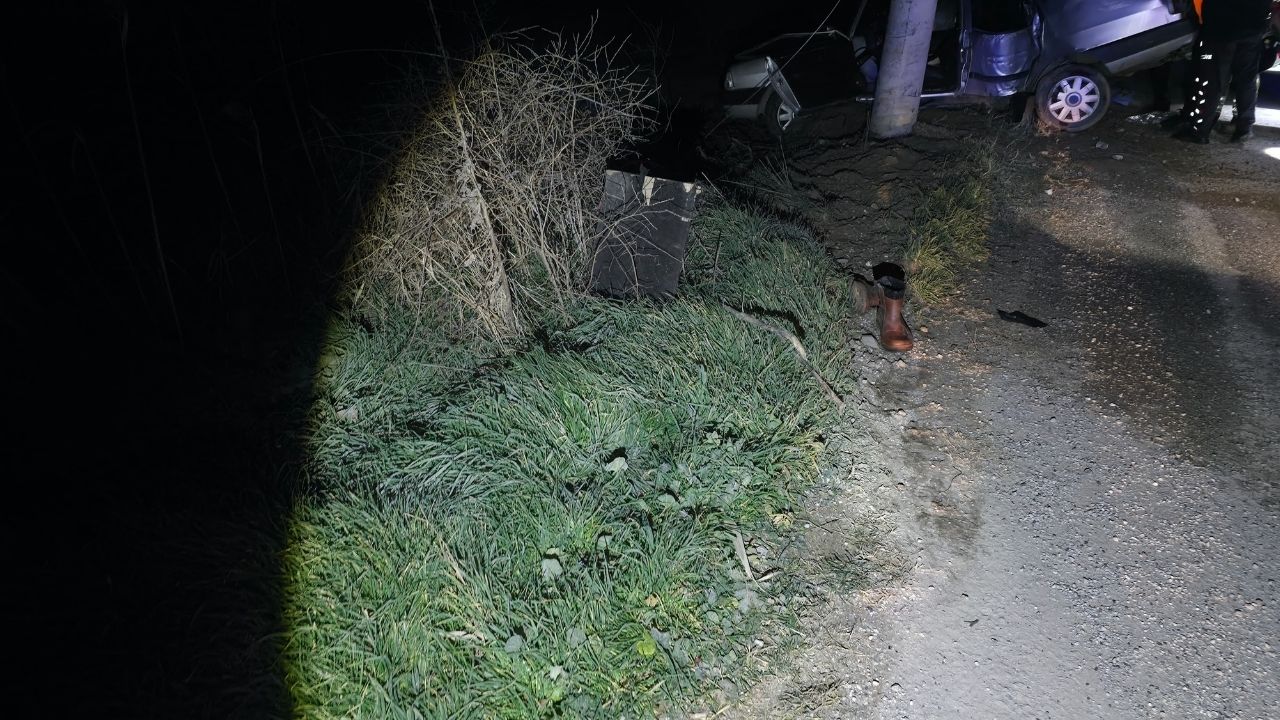 Salihli'de Otomobil Elektrik Direğine Çarptı 1 Ölü, 2 Yaralı .2.1