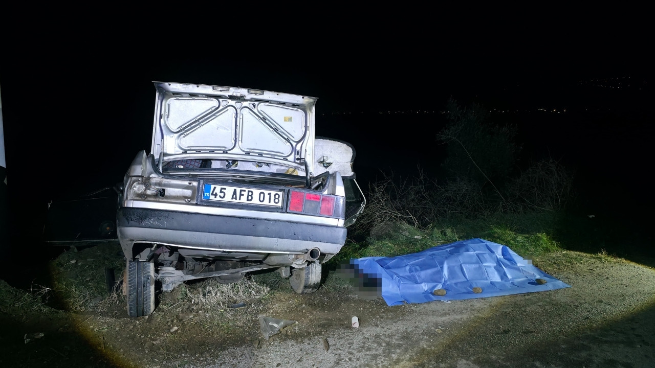 Salihli'de Otomobil Elektrik Direğine Çarptı 1 Ölü, 2 Yaralı .3.1