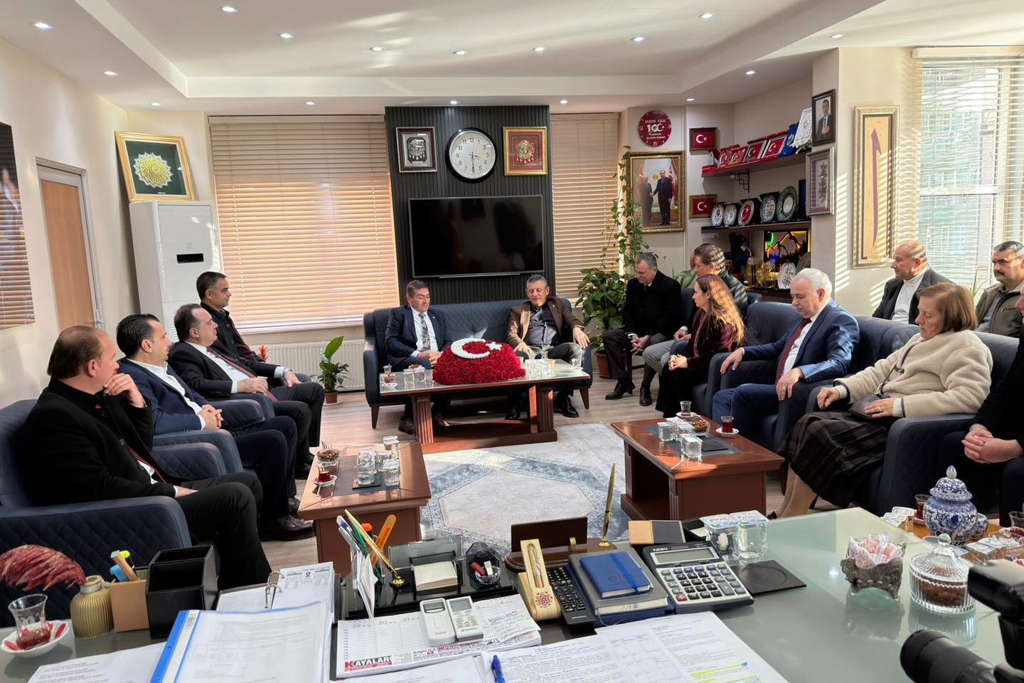 Özgür Özel'den AK Partili Saruhanlı Belediyesine ziyaret-.1.