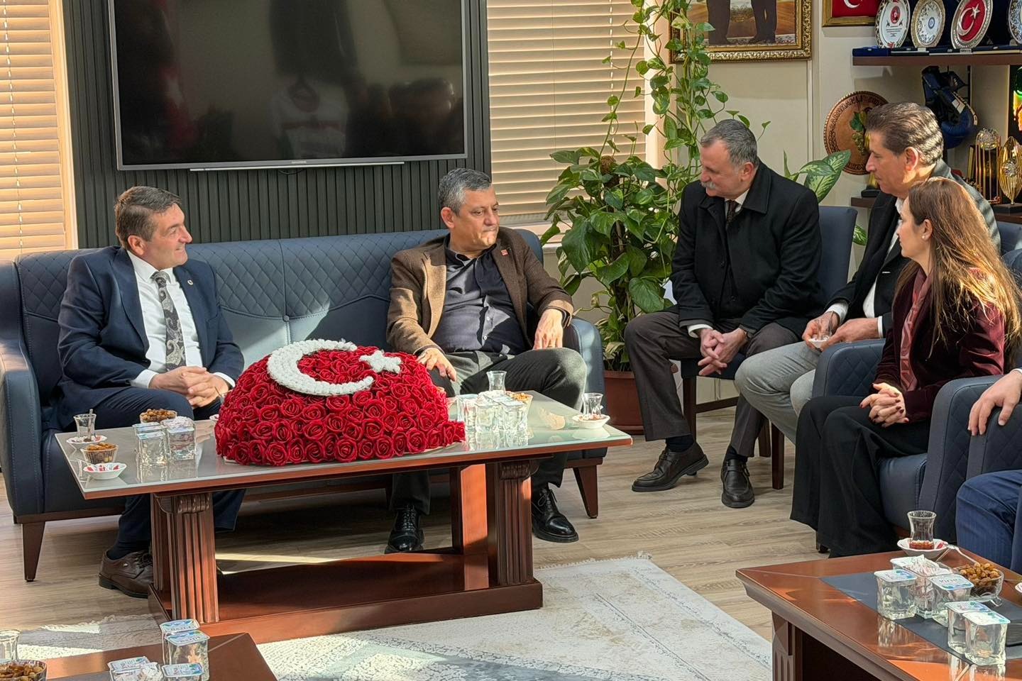 Özgür Özel'den AK Partili Saruhanlı Belediyesine ziyaret-.2.1