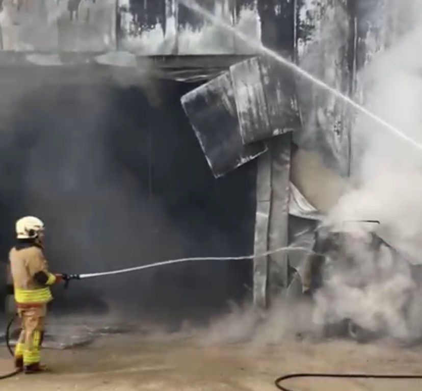 Manisa'da sanayi sitesinde yangın paniği-.1.